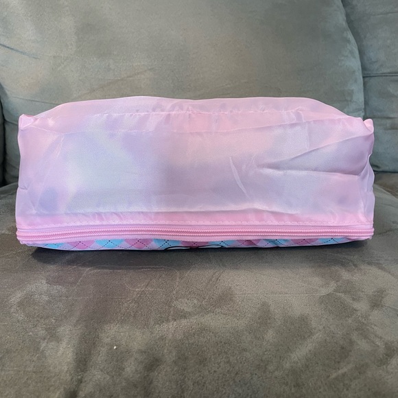 NEW Hello Kitty Travel Bag - Picture 4 of 5